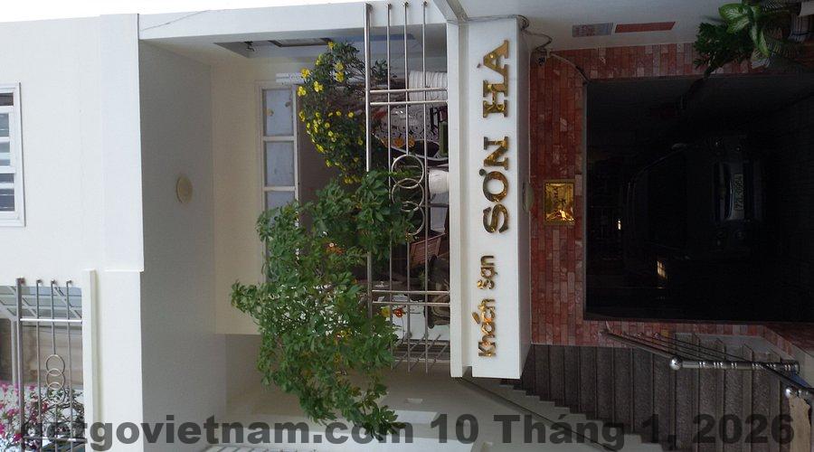 Khu vực lễ tân Khách Sạn Nam Sơn đơn giản, nhân viên thân thiện và hỗ trợ khách tốt