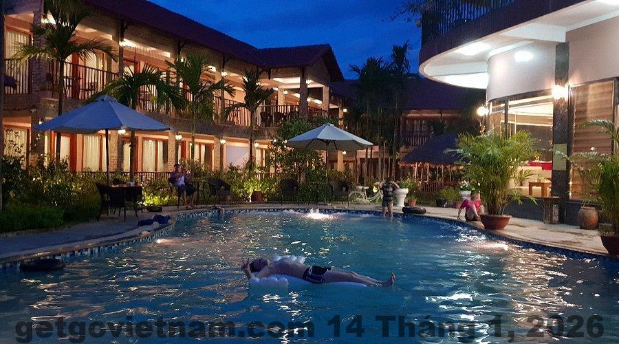 Không gian tổng thể khách sạn Sunny House với kiến trúc đơn giản, thực dụng