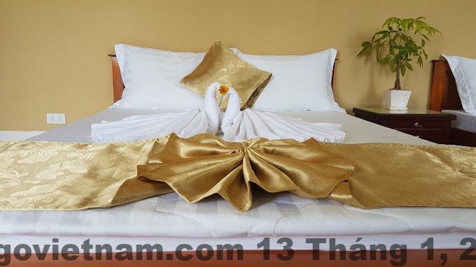 Bữa sáng đơn giản nhưng đầy đủ, phục vụ tại khu vực ăn sáng của khách sạn.