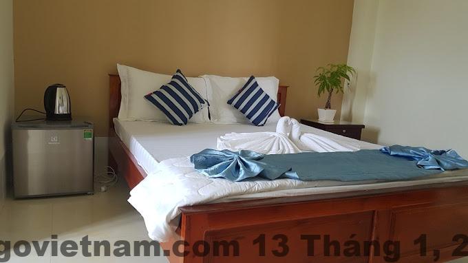 Phòng khách sạn Moonlight với không gian thoải mái, trang thiết bị đầy đủ.