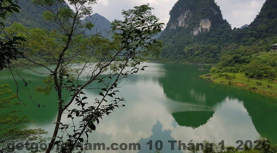 Du khách chèo thuyền trên mặt hồ Thang Hen