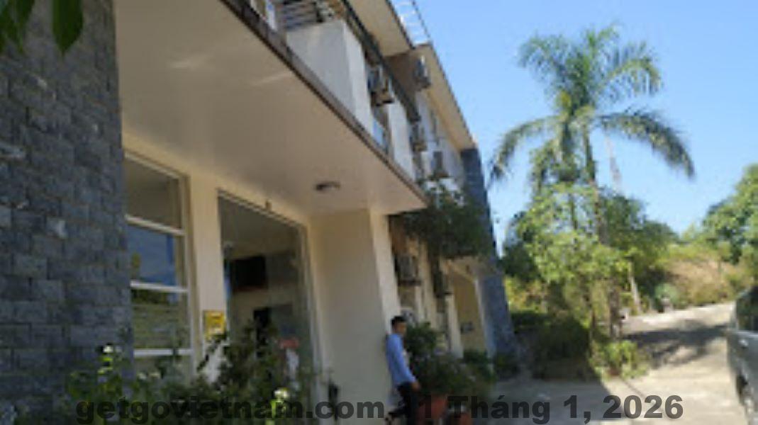 Mặt tiền Khách Sạn Khánh Hà Yên Bái với kiến trúc đơn giản, phong cách khách sạn truyền thống