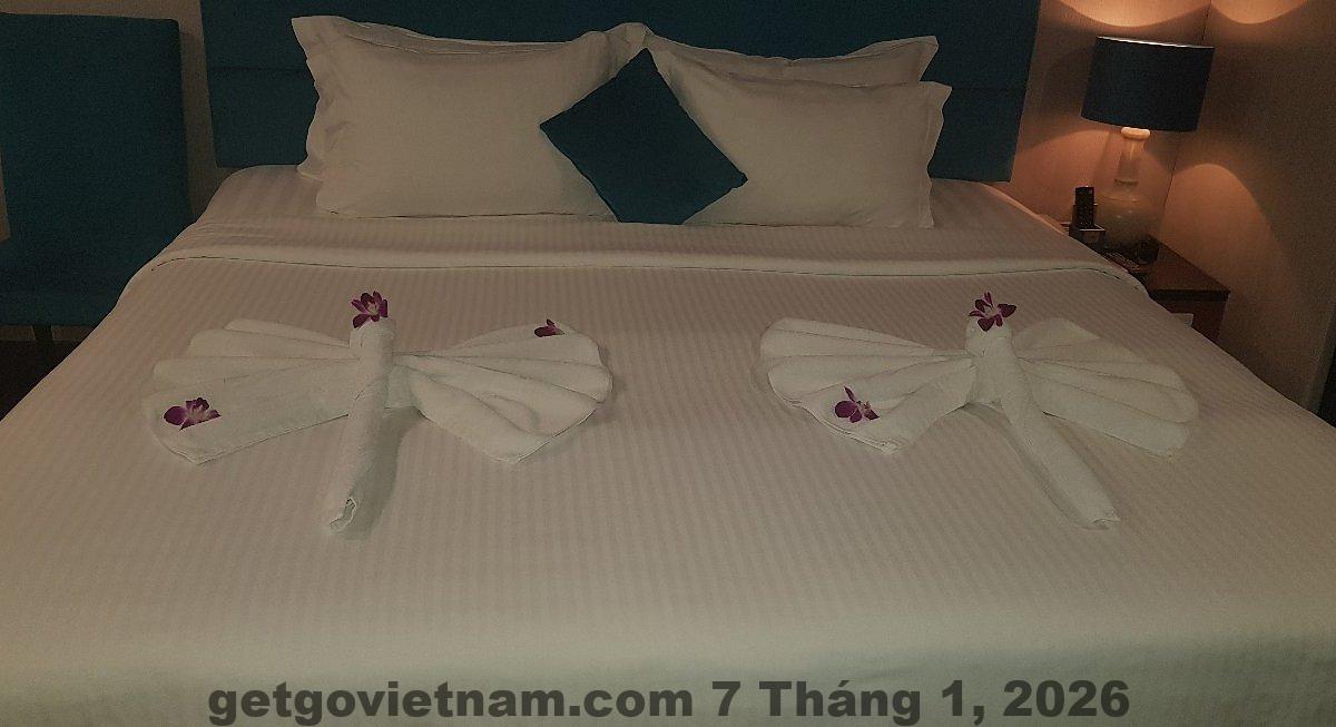 Khu vực lễ tân JaCosmo Hotel and Spa với nhân viên hỗ trợ khách