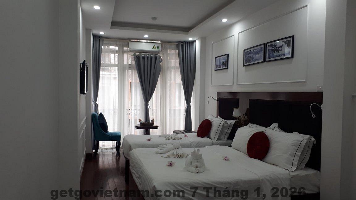 Phòng ngủ tại Antique Angel Hotel & Travel với thiết kế cổ điển và ánh sáng ấm