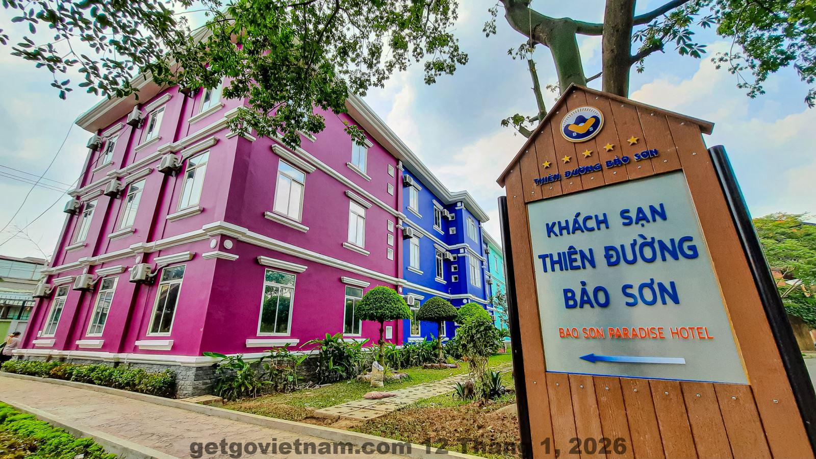 Khung cảnh xung quanh khách sạn Hoa Viên Hotel 1, một không gian xanh mát với thiên nhiên tươi đẹp.