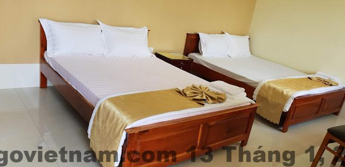 Nhân viên khách sạn đang hỗ trợ khách check-in.