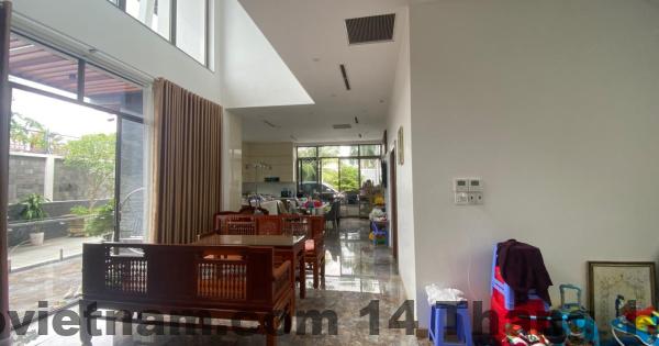 Nhân viên khách sạn đang hướng dẫn khách hàng.