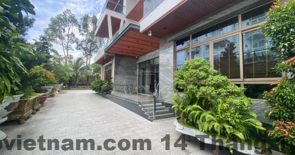 Phòng khách sạn với thiết kế hiện đại, sạch sẽ.