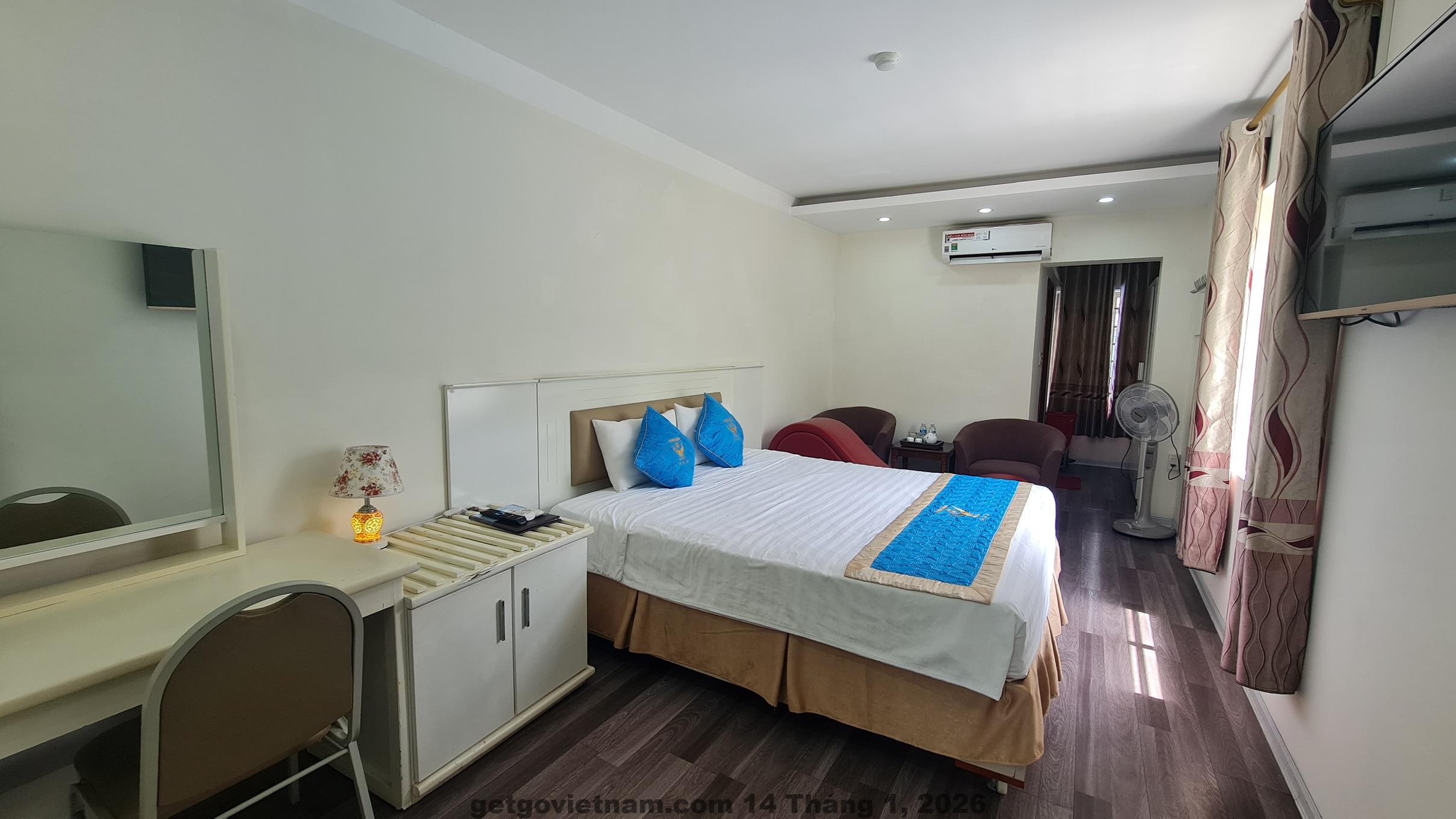 Phòng giường đôi tại Khách sạn Hoàng Mấm Thái Nguyên với nội thất cơ bản