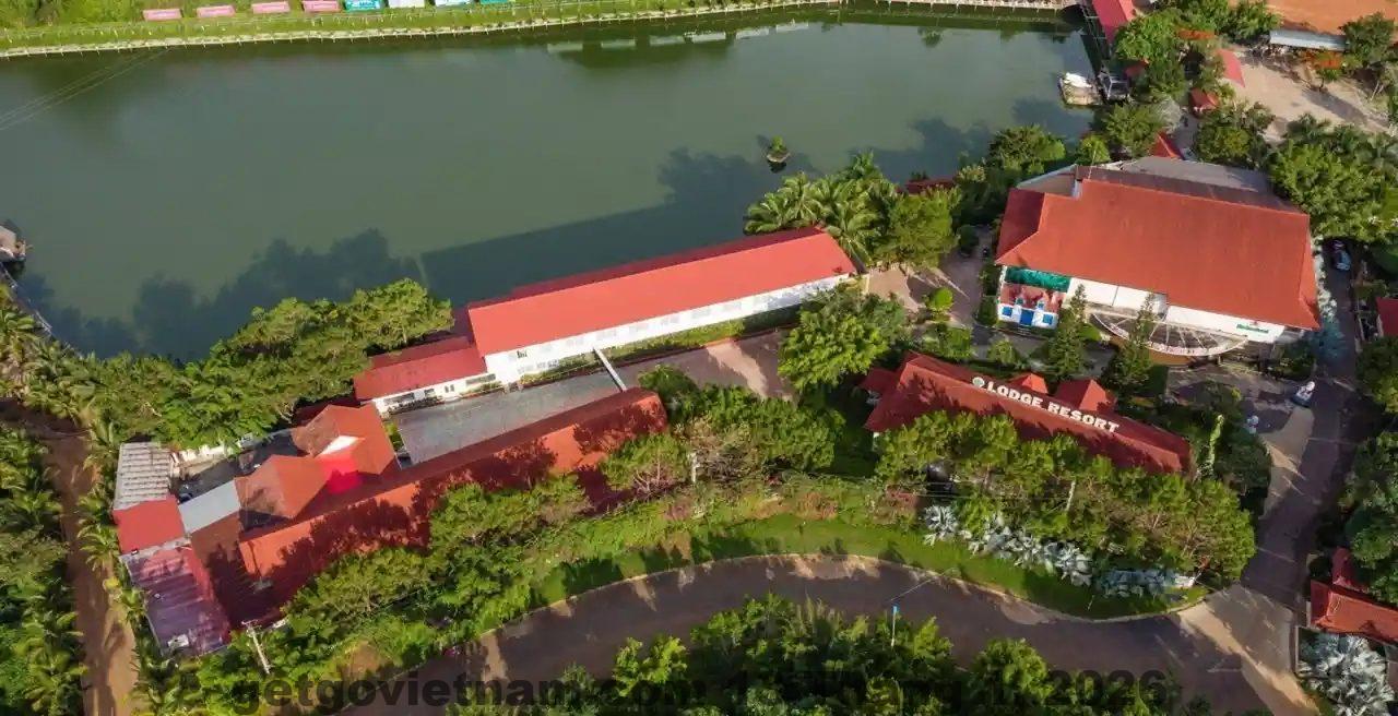 Cảnh vật xung quanh Hương Quê Hotel, tạo cảm giác thư giãn và gần gũi với thiên nhiên.