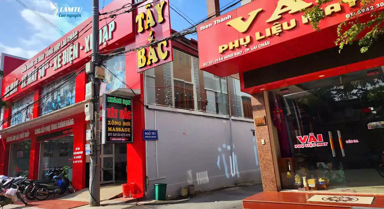 Khách sạn Tây Bắc Lai Châu nằm trên đường Trần Hưng Đạo, mặt tiền đơn giản, vị trí trung tâm