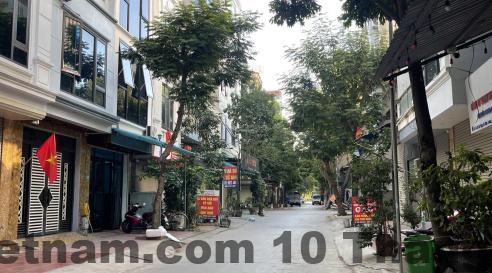 Kiến trúc nhà phố cổ Hà Nội gần Hàng Bè, không phải phòng khách sạn