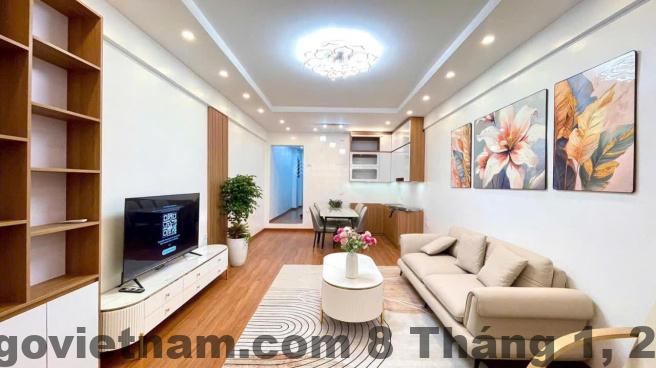 Bữa sáng tại Tofu's House với các món ăn truyền thống Việt Nam như phở và bánh mì.