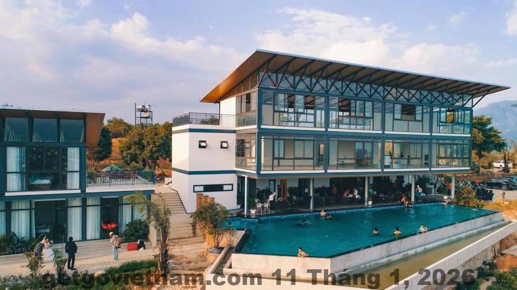 Không gian phòng khách sạn 999 nhìn từ cửa sổ – ánh sáng tự nhiên ổn