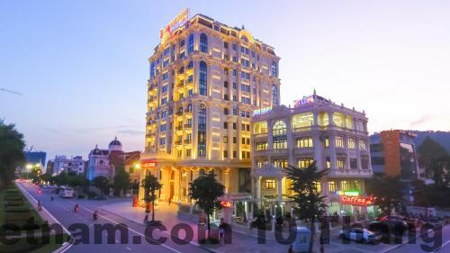 Không gian ăn sáng Dragon Hotel nhỏ gọn, phục vụ các món cơ bản