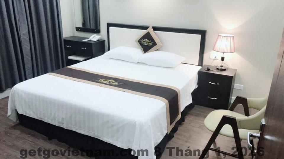 Nhân viên phục vụ tại Nhà Nghỉ Thanh Lam – thân thiện nhưng có thể cải thiện về tốc độ phục vụ.