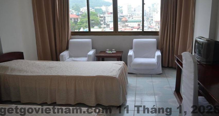 Phòng ngủ Khách sạn Bưu điện Hạ Long với nội thất cơ bản