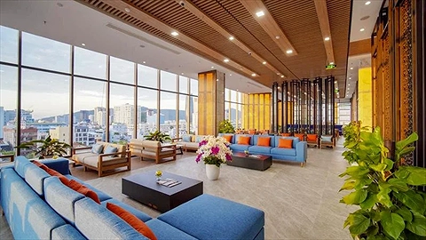 Khu vực lễ tân khách sạn G8 Luxury với nhân viên phục vụ thân thiện