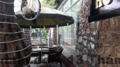 Một trong những nhân viên tại Khách Sạn Hương Sen luôn vui vẻ hỗ trợ khách.