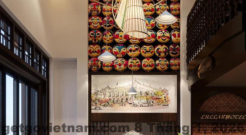 Quầy lễ tân Hanoi Lullaby Hotel với đội ngũ nhân viên thân thiện hỗ trợ khách