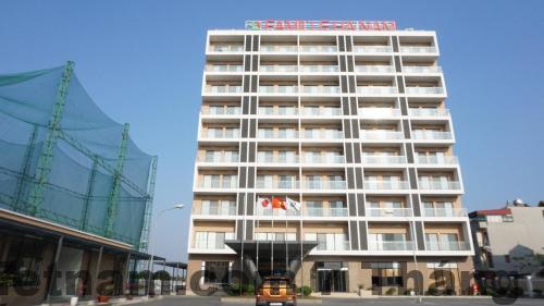 Quầy lễ tân Family Hanoi Hotel với nhân viên thân thiện hỗ trợ khách du lịch