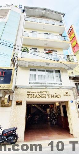 Phòng nghỉ nhà nghỉ Thanh Thảo với giường đôi, nội thất đơn giản và không gian nhỏ