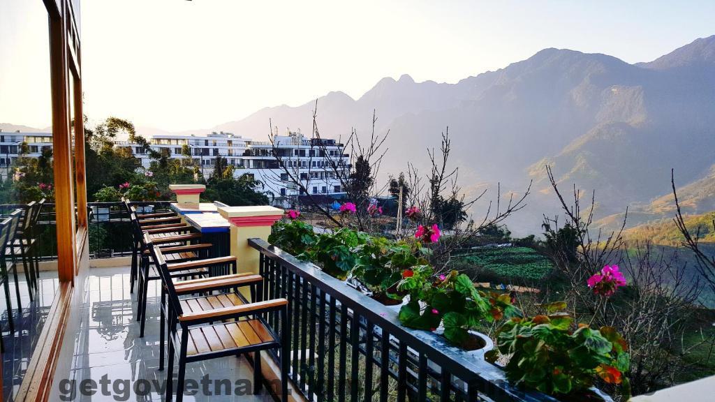 Phòng nghỉ tiêu chuẩn tại Khách Sạn Mường Hoa Tú Lệ với giường lớn và nội thất cơ bản