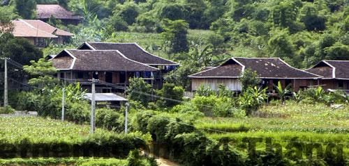 Tổng thể khuôn viên TRA LINH HOTEL & RESTAURANT nhìn từ bên ngoài