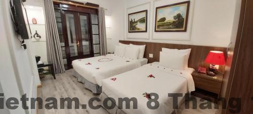 Phòng Deluxe với tầm nhìn ra phố, không gian hiện đại, sạch sẽ, được trang bị đầy đủ tiện nghi.