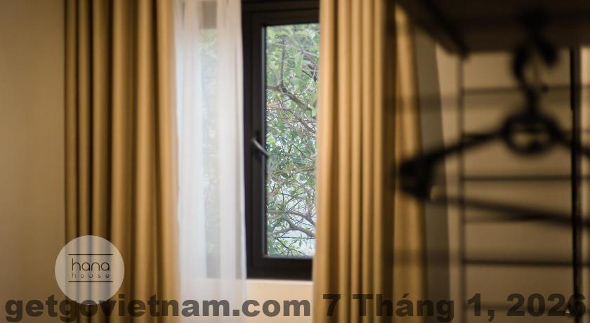 Khu vực lễ tân và nhân viên thân thiện tại Thien Phu Garden Hotel