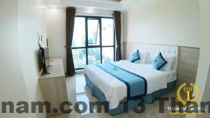 Khách sạn gần biển, tạo thuận lợi cho các hoạt động du lịch, nhưng cũng có thể gặp tình trạng đông đúc vào mùa cao điểm.