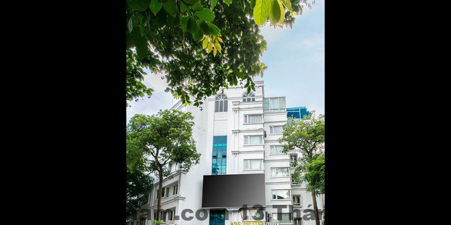 Nhân viên lễ tân tại khách sạn, luôn tươi cười và nhiệt tình giúp đỡ khách hàng.