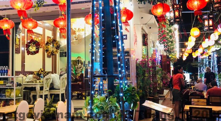 Nhân viên tại khách sạn Elisa được khách hàng đánh giá cao về sự thân thiện và chuyên nghiệp.