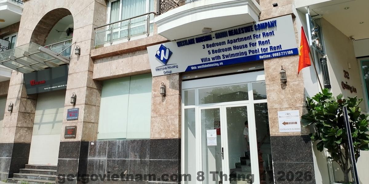 Hồ Tây nhìn từ gần khách sạn, tạo nên một không gian yên bình, rất thích hợp cho những ai yêu thích sự tĩnh lặng.