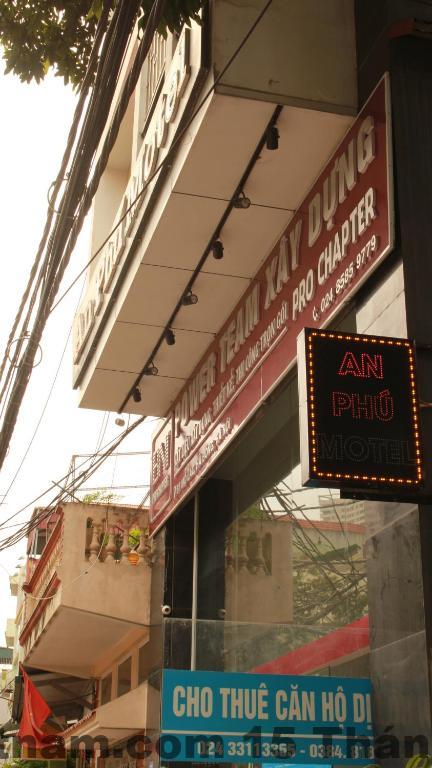 Phòng ngủ khách sạn New An Phú với giường lớn và nội thất gỗ cơ bản