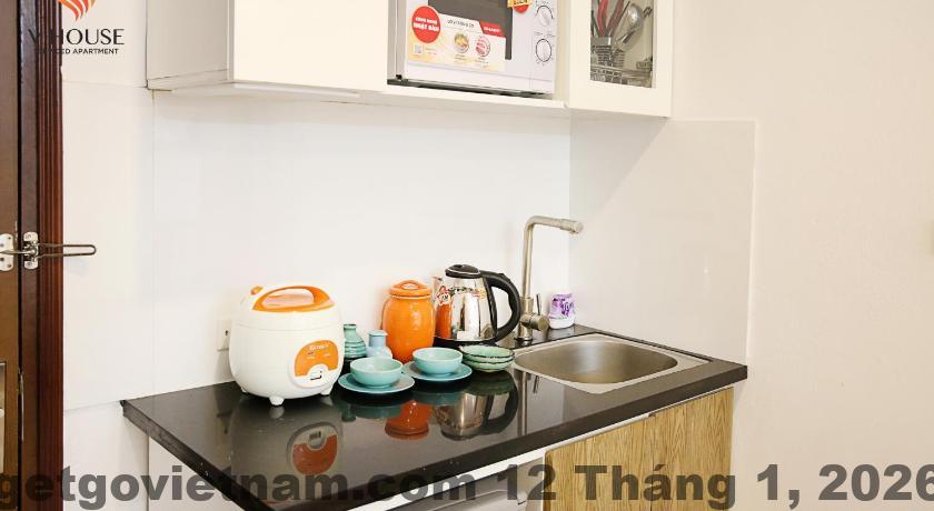 Khách sạn V-House 5 có vị trí thuận lợi, dễ dàng di chuyển đến các điểm du lịch nổi tiếng tại Hà Nội.