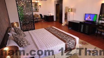 Phòng ngủ Golden Hotel Yên Phong với giường lớn, nội thất cơ bản và không gian gọn gàng