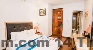 Phòng ngủ tiêu chuẩn Khách Sạn Royal với nội thất cơ bản và diện tích vừa phải