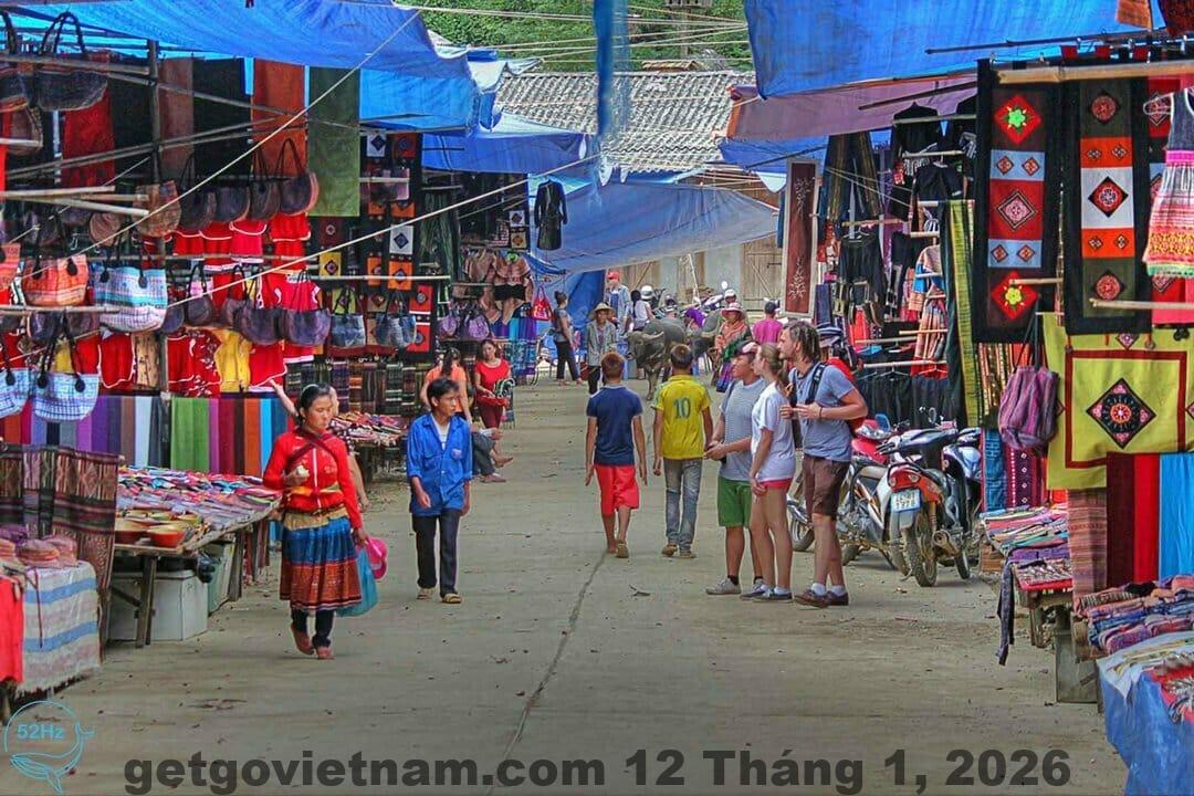Chợ phiên Bắc Hà – điểm du lịch nổi tiếng cách Phương Thảo Hotel khoảng 10–15 phút đi bộ