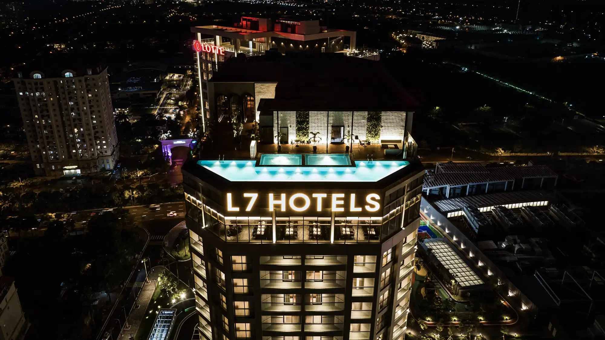 Hồ bơi vô cực L7 West Lake Hanoi nhìn ra Hồ Tây