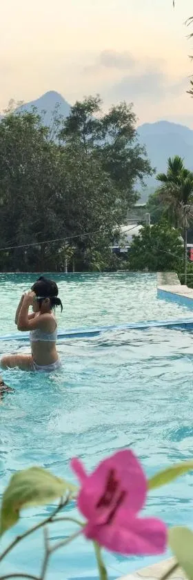 Phòng nghỉ tại Mai Chau Sunset Boutique Hotel với nội thất gỗ