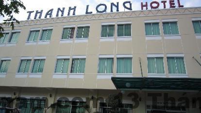 Khung cảnh xung quanh khách sạn, với không gian mở và thoáng đãng.