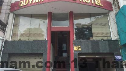 Phòng nghỉ tại khách sạn Quỳnh Trang, đơn giản nhưng đầy đủ tiện nghi, thích hợp cho những ai chỉ cần một không gian nghỉ ngơi tiện lợi và yên tĩnh.