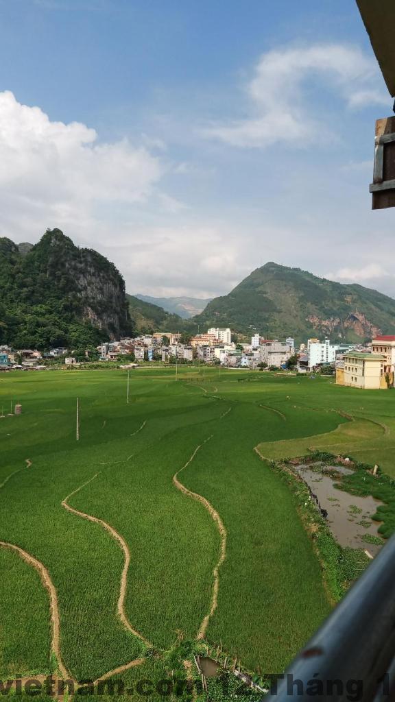 Phòng đôi tiêu chuẩn tại Khách sạn Hotel Cao Nguyên Đồng Văn với nội thất gỗ cơ bản