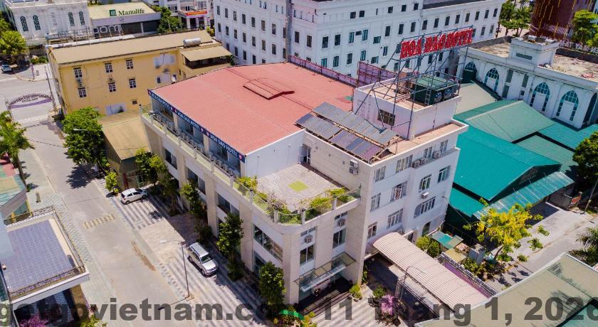 Khu vực buffet ăn sáng tại Sakura Hotel Hòa Bình phục vụ món Á – Âu cơ bản