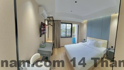 Phòng ngủ tại Thịnh Cường Hotel với nội thất cơ bản, phù hợp khách ở ngắn ngày