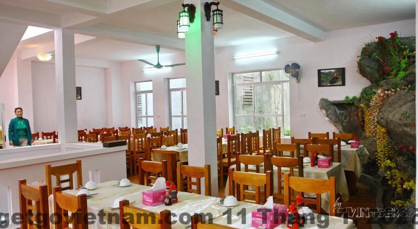 Phòng ngủ rộng rãi với thiết kế hiện đại và tiện nghi tại SATURDAY Hotel & Restaurant.