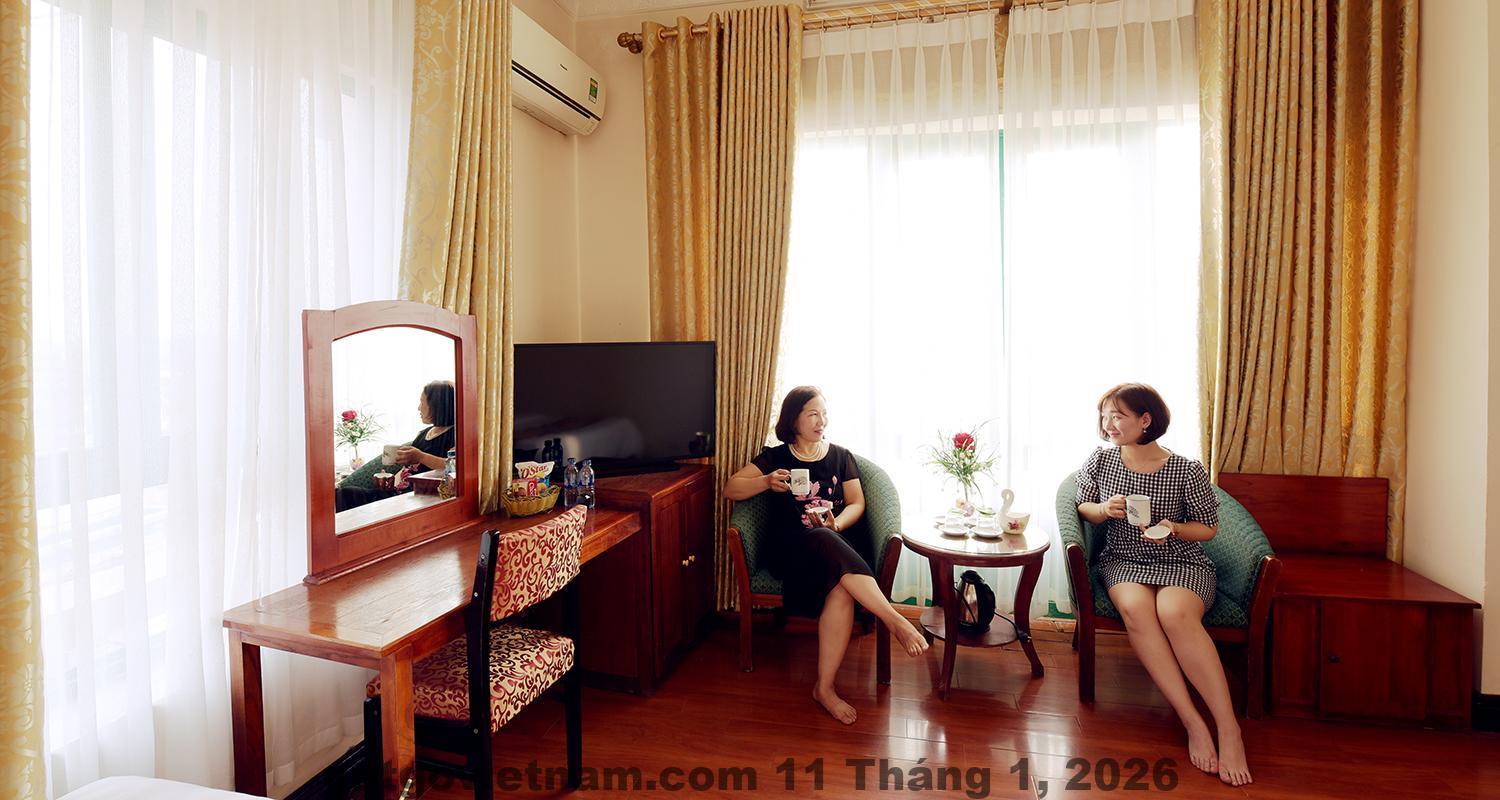 Phòng nghỉ Khách sạn Dạ Hương có diện tích rộng, nội thất gỗ phong cách truyền thống