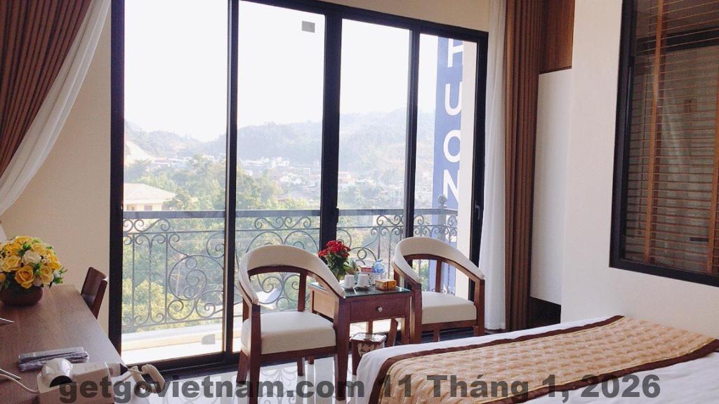 Phòng khách sạn Phương Nam với không gian rộng rãi, nội thất đơn giản nhưng thoải mái