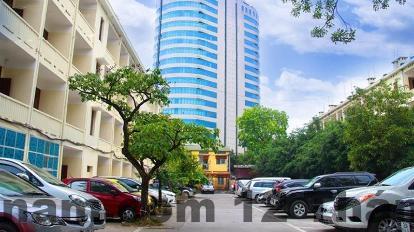 Quầy lễ tân Kim Hotel Hà Nội với nhân viên thân thiện